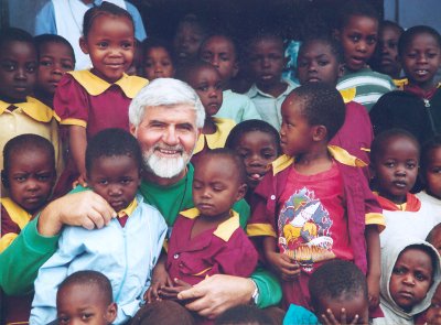 Kibaigwa: P. Fabiano Cutini  con i bambini della scuola.