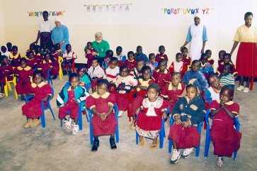 Kibaigwa: P. Fabiano Cutini  con i bambini della scuola.